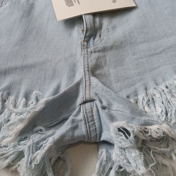VIP Jeans Light Wash Sculpting Stretch Raw Edge Hem Denim Shorts Women's 23/24 - Picture 12 of 12